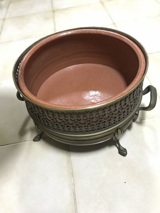 Pot with silver-plated shell and lid, accompanied by a clay container inside64309855760257123