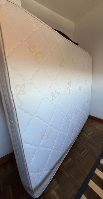 Colchão praticamente novo.