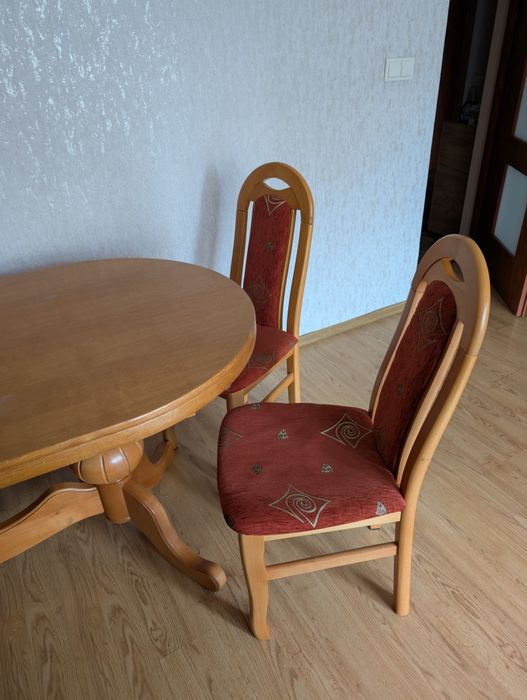 Masywny drewniany rozkładany stół z 8 krzesłami