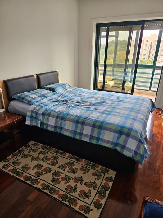 Cama IKEA estrutura tipo baú de madeira com detalhes em couro preto