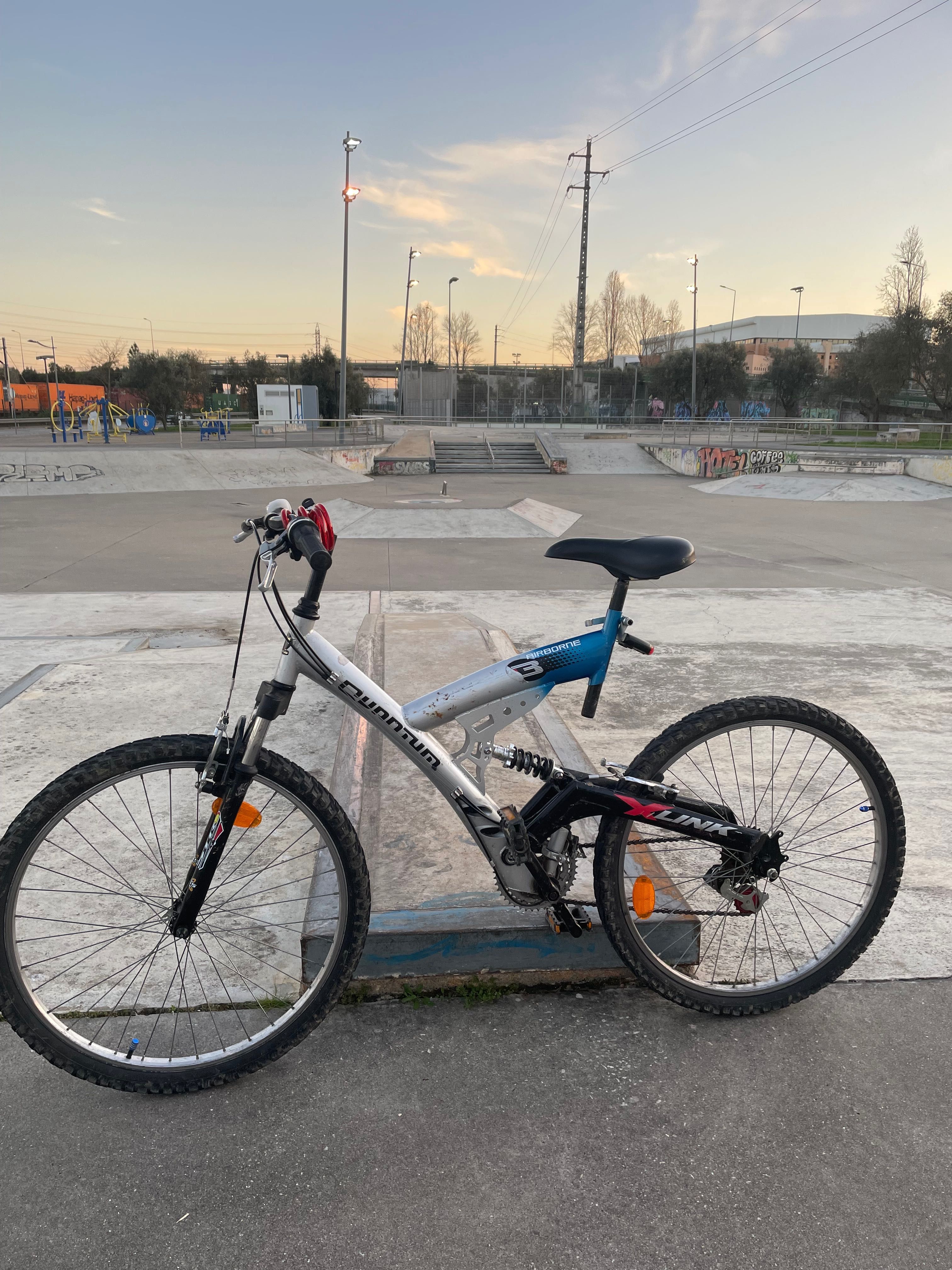 Bicicleta com suspensão airbone