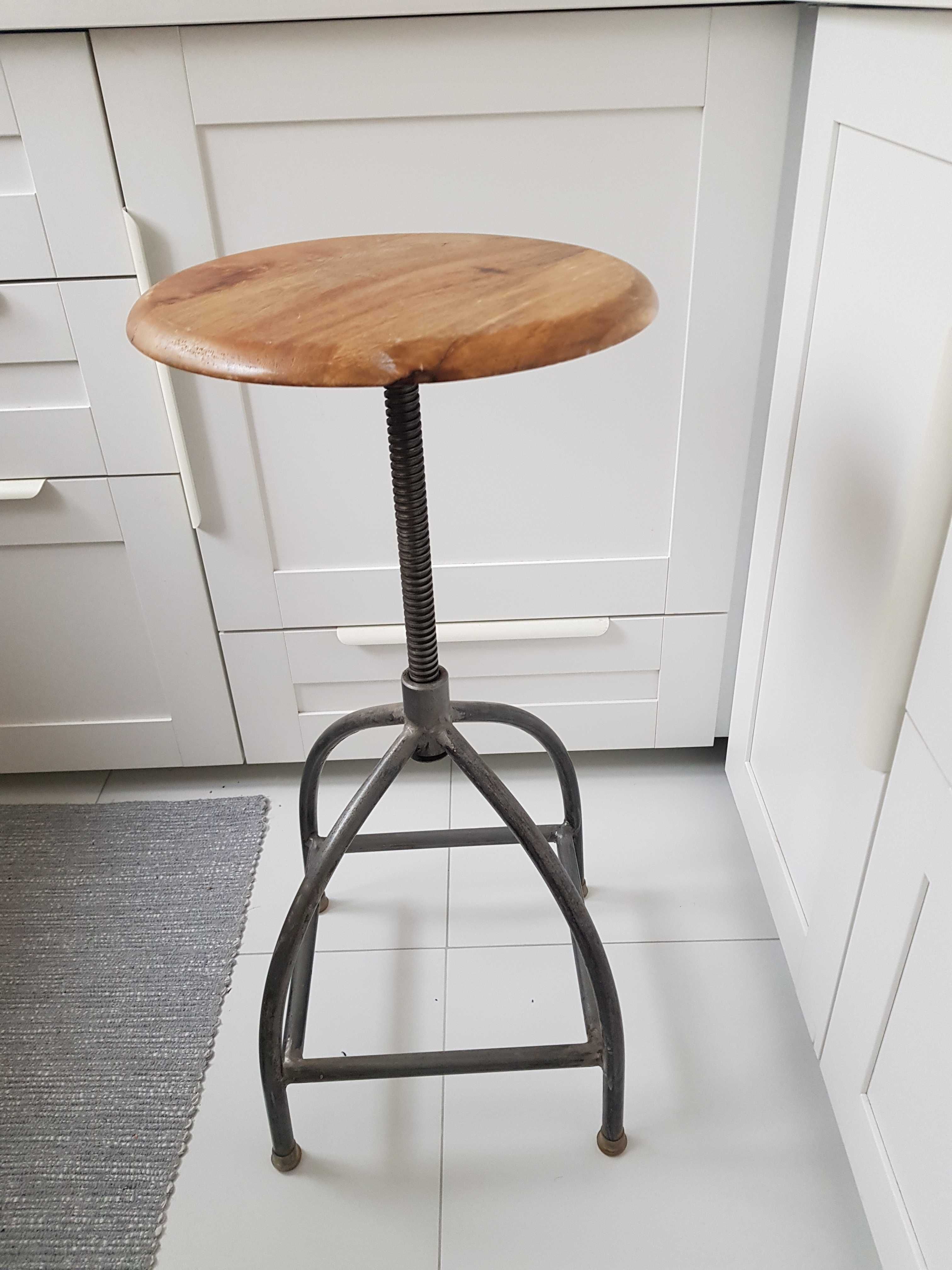 Skandynawski taboret obrotowy