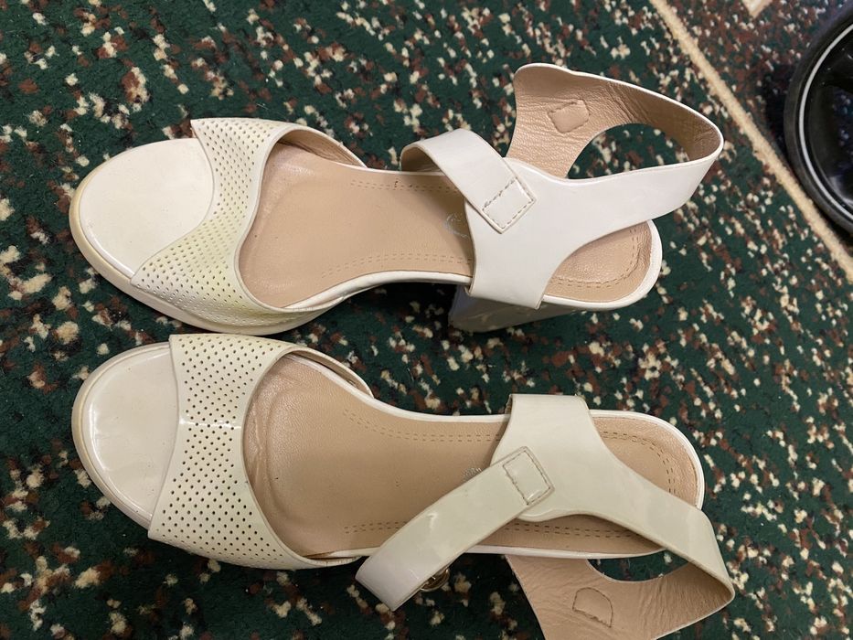 Женские босоножки