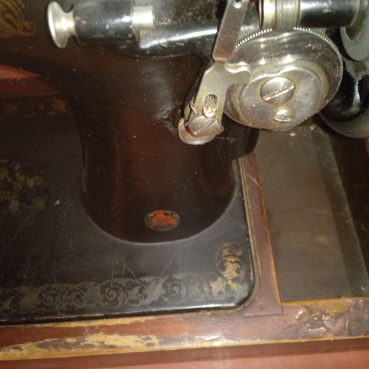 Швейна машинка з дерев'яною кришкою