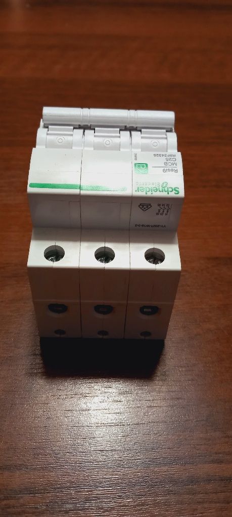 Sprzedam wyłącznik nadprądowy R9F24325 Schneider
