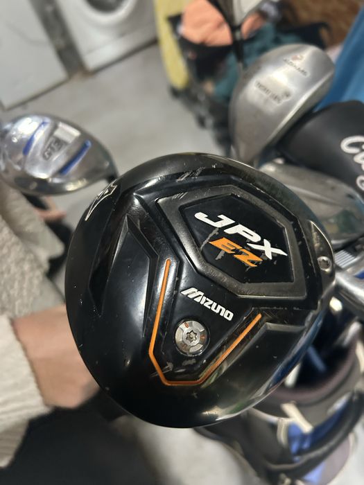 Sacos e vários tacos de Golfe