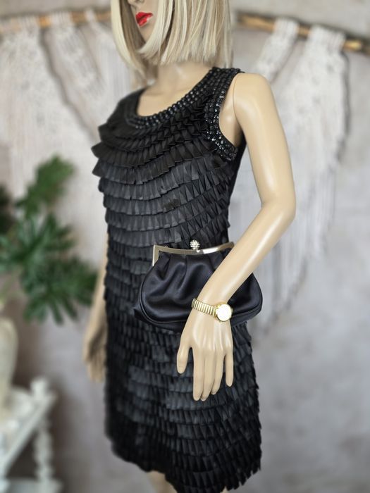 Mała czarna sukienka krotka bez rękawów ze zdobiony przód Beauty