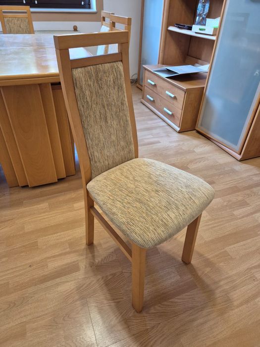 Stół drewniany z krzesłami