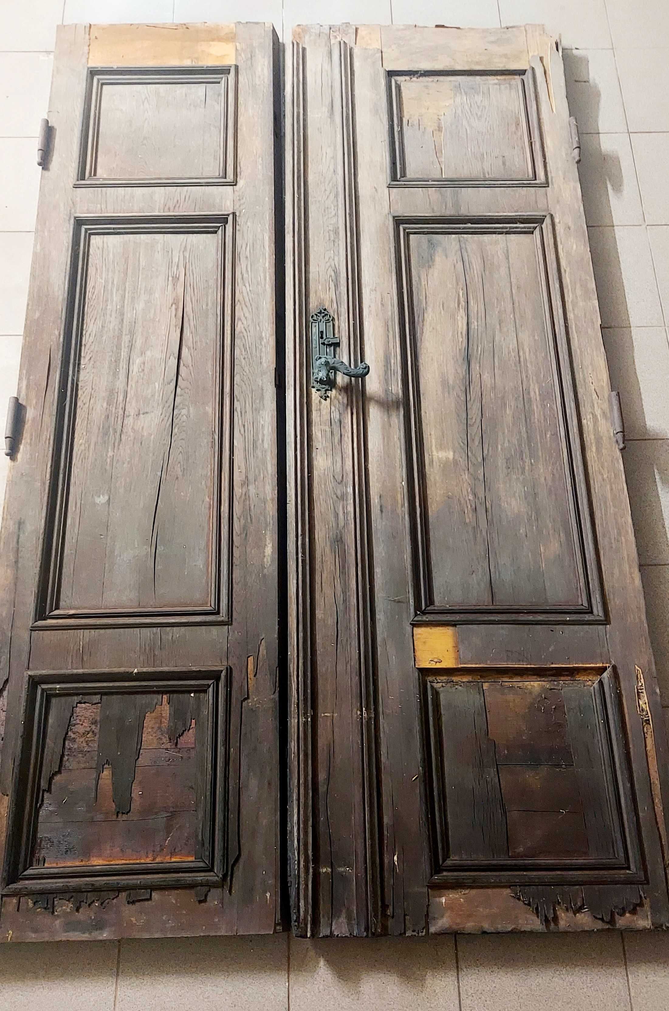 Stare drzwi zamkowe do odnowienia antyk