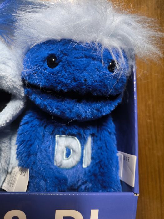 Peluche Al & Di em embalagem original.

- Peluche azul claro
