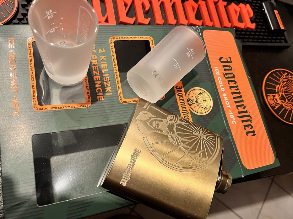 Jagermeister zestaw kieliszki i piersiówka