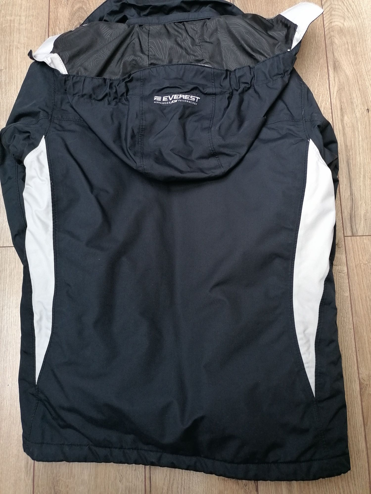 Czarna kurtka Everest 164