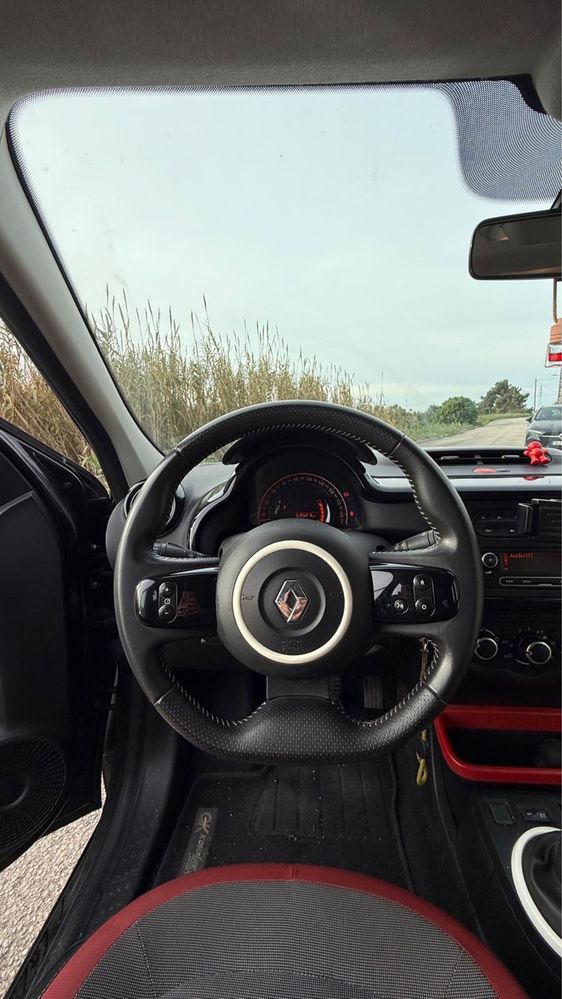 Renault Twingo preto