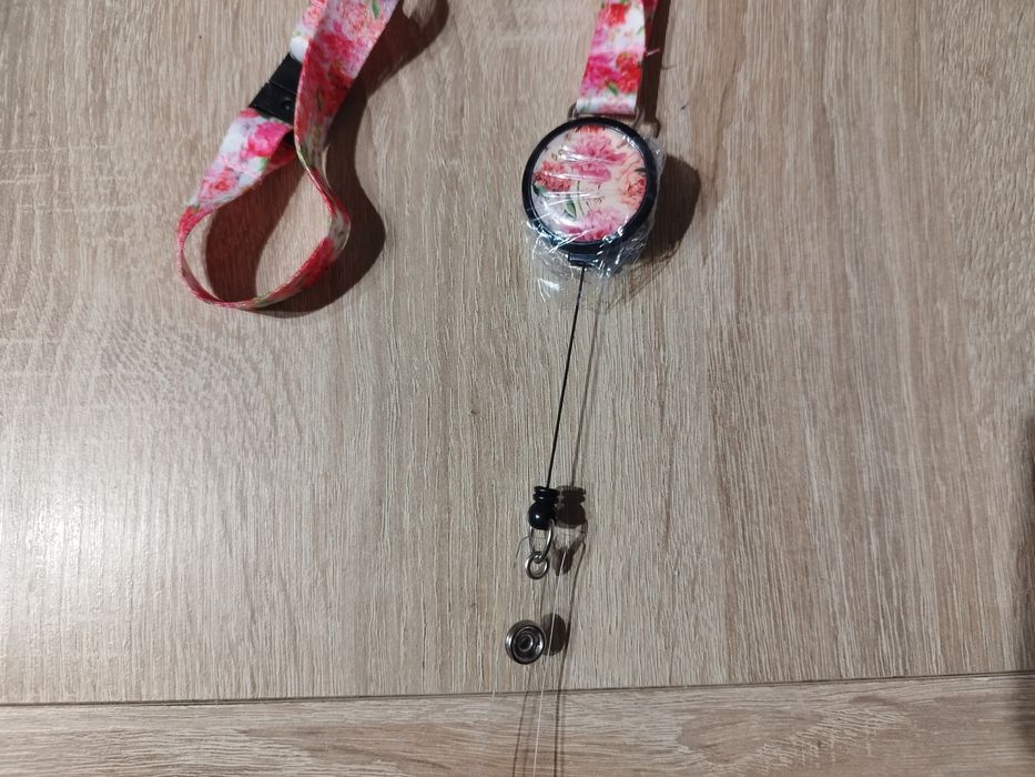 Smyczka w różowe kwiaty z retraktorem