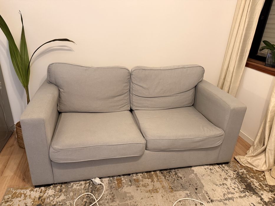 Sofá cinzento da loja 8&80 com estrutura de sofá cama