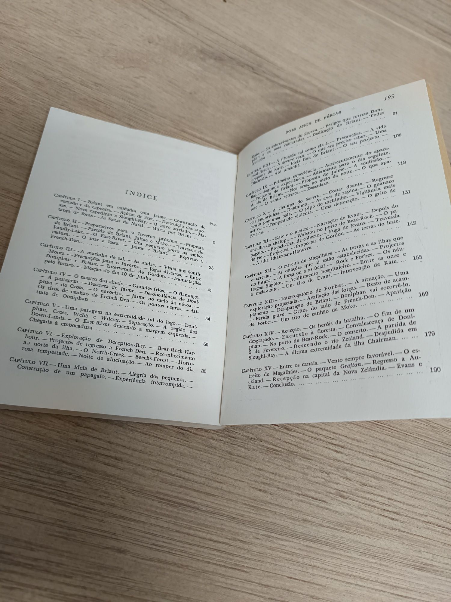 Livro " Dois anos de férias"Julio Verne.1978