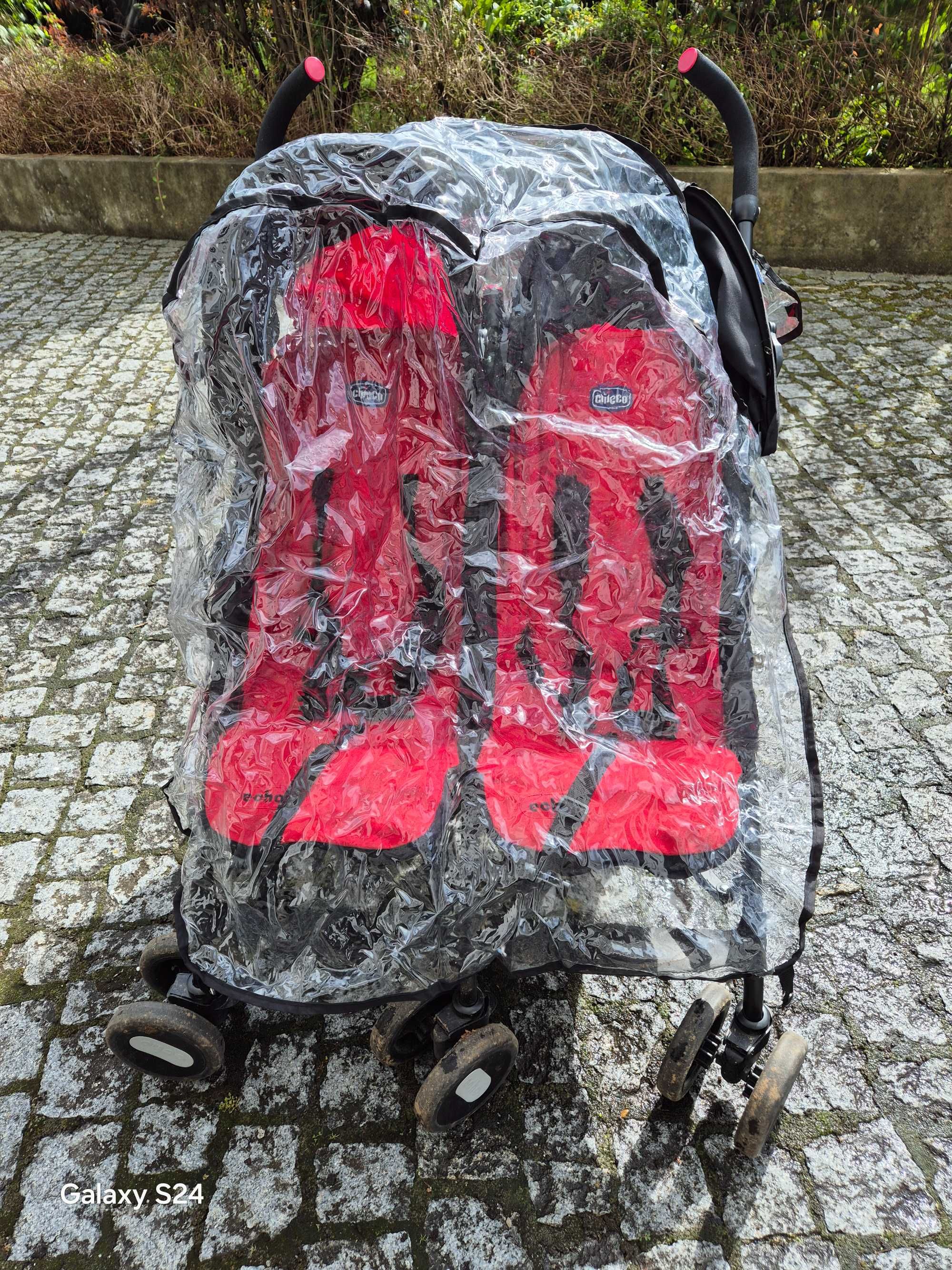 Chicco Carrinho de Gémeos Echo Twin Garnet
Em bom estado e com capa.