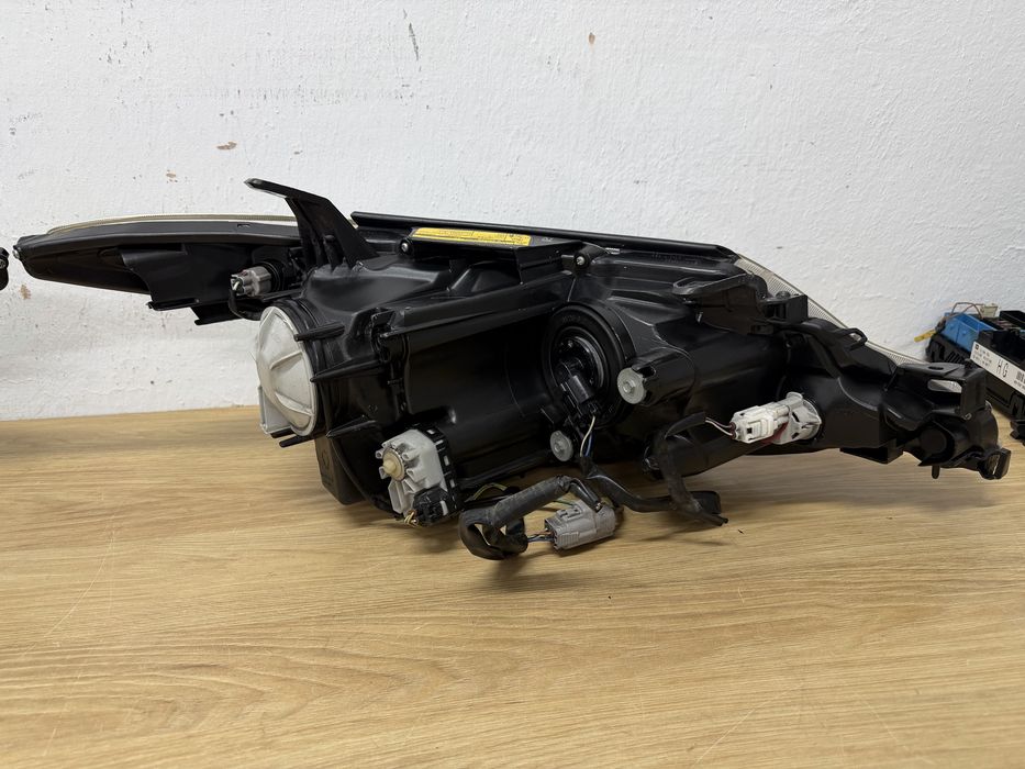 Lampy przednie Toyota Previa III, Sienna 09-19r xenon, komplet