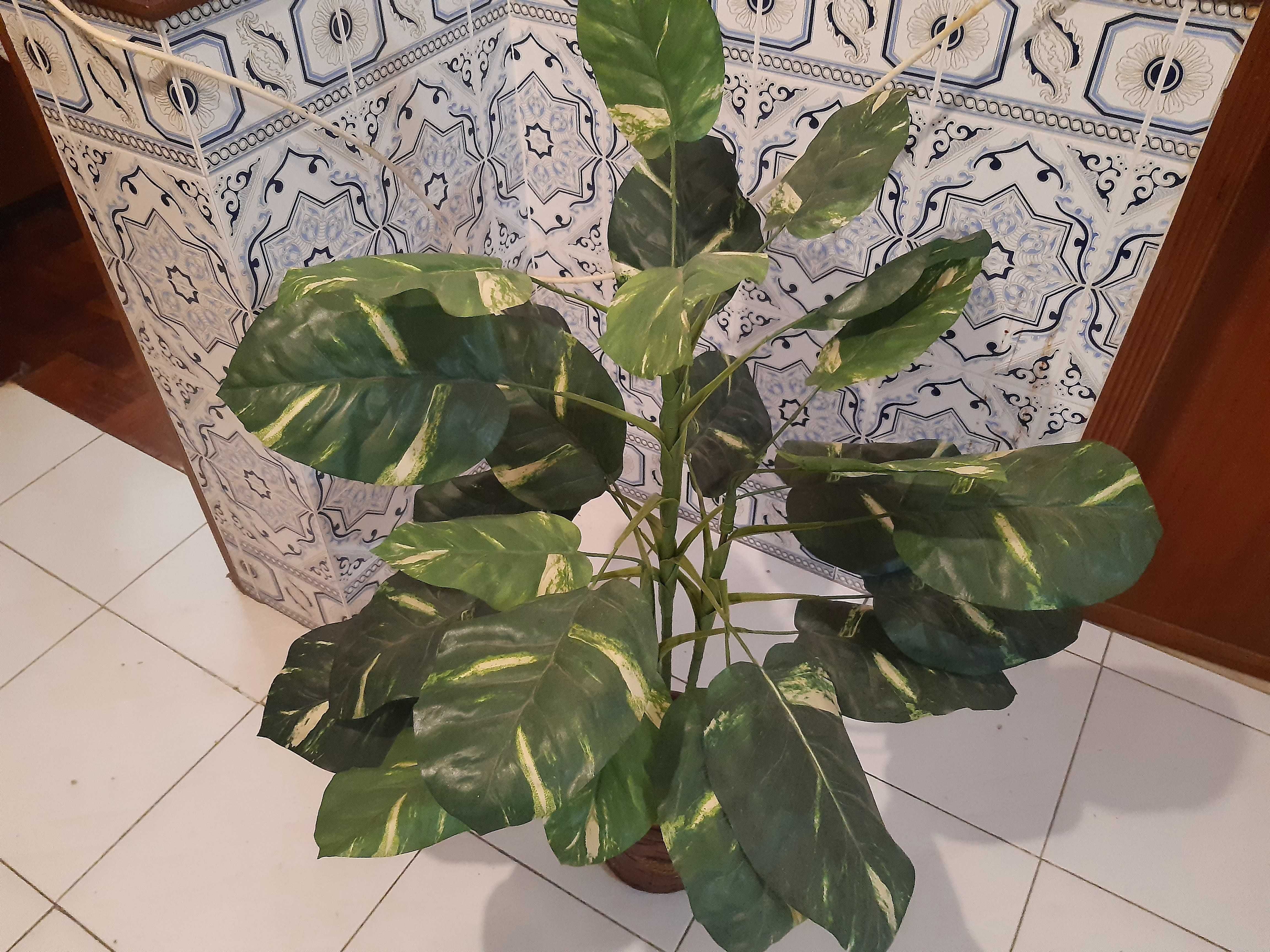Planta artificial com cesto verga, 91cm de altura, excelente estado