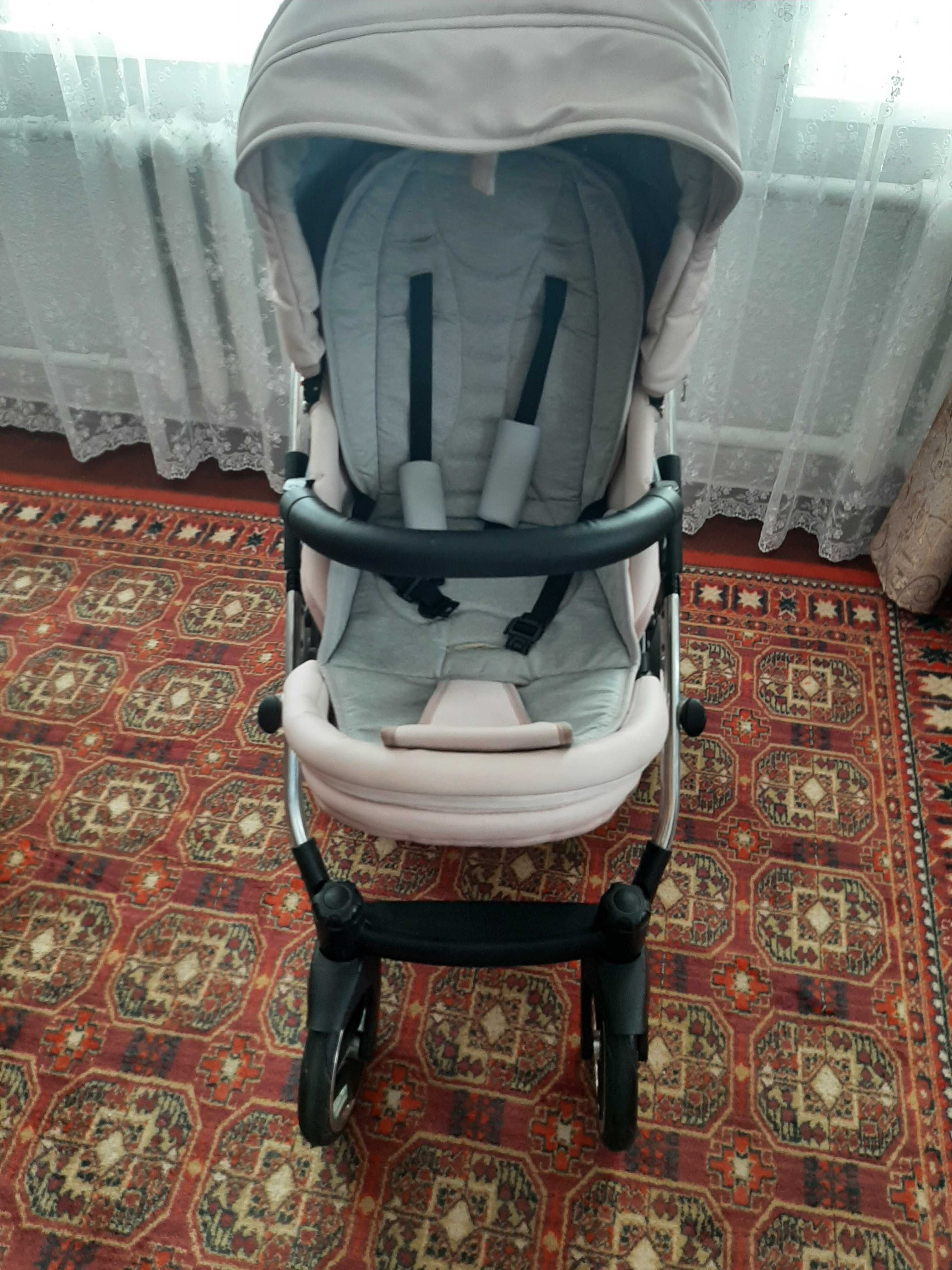 Продам детскую коляску JUNAMA 3 в 1.