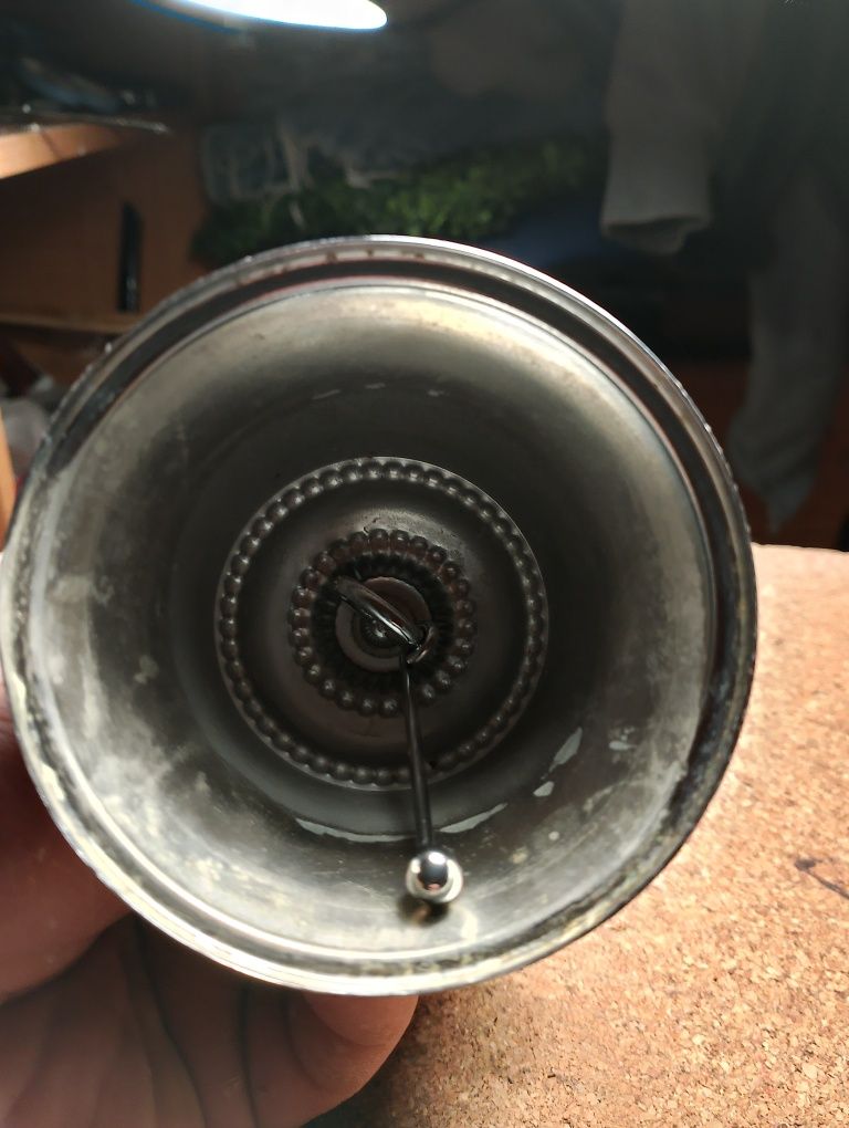 Stary dzwon metalowy pokryty niklem.