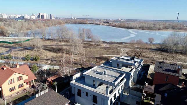 Дом рядом с метро Осокорки,террасой на крыше и видом на город и озеро!