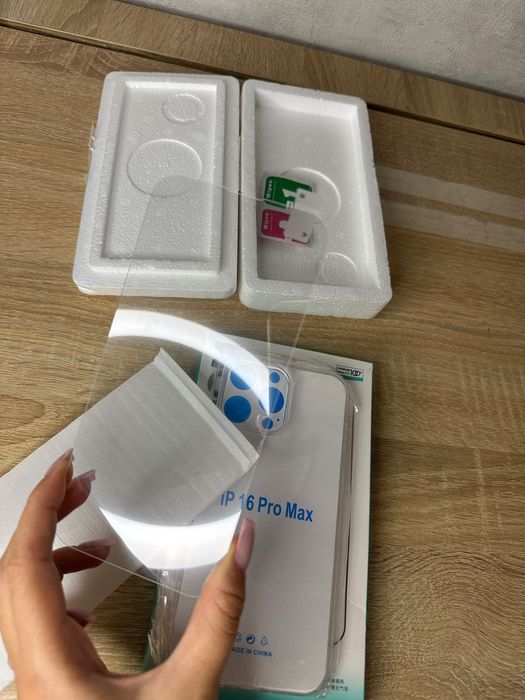 Чехол и защитные стекла на iPhone 16 Pro Max