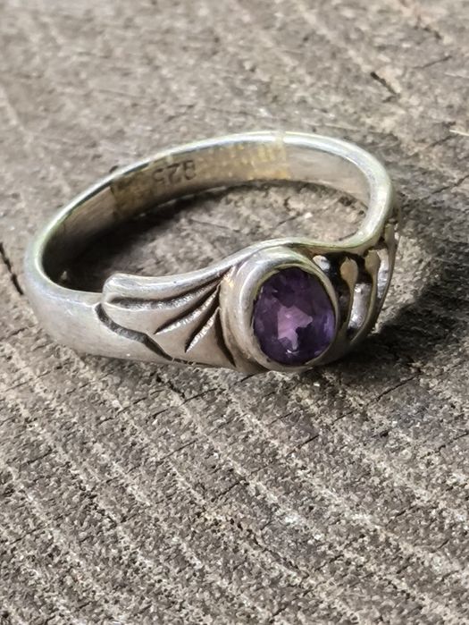 Stary srebrny pierścionek z fioletowym oczkiem . Vintage