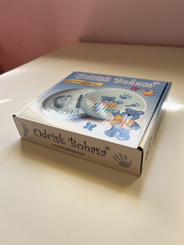 Odcisk bobasa w niebieskiej puszce