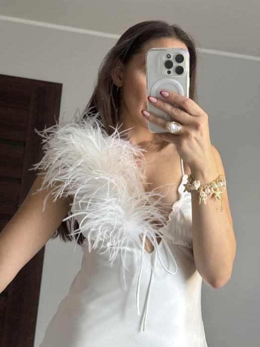 Podlużna broszka z piór strusich biała 30 cm
