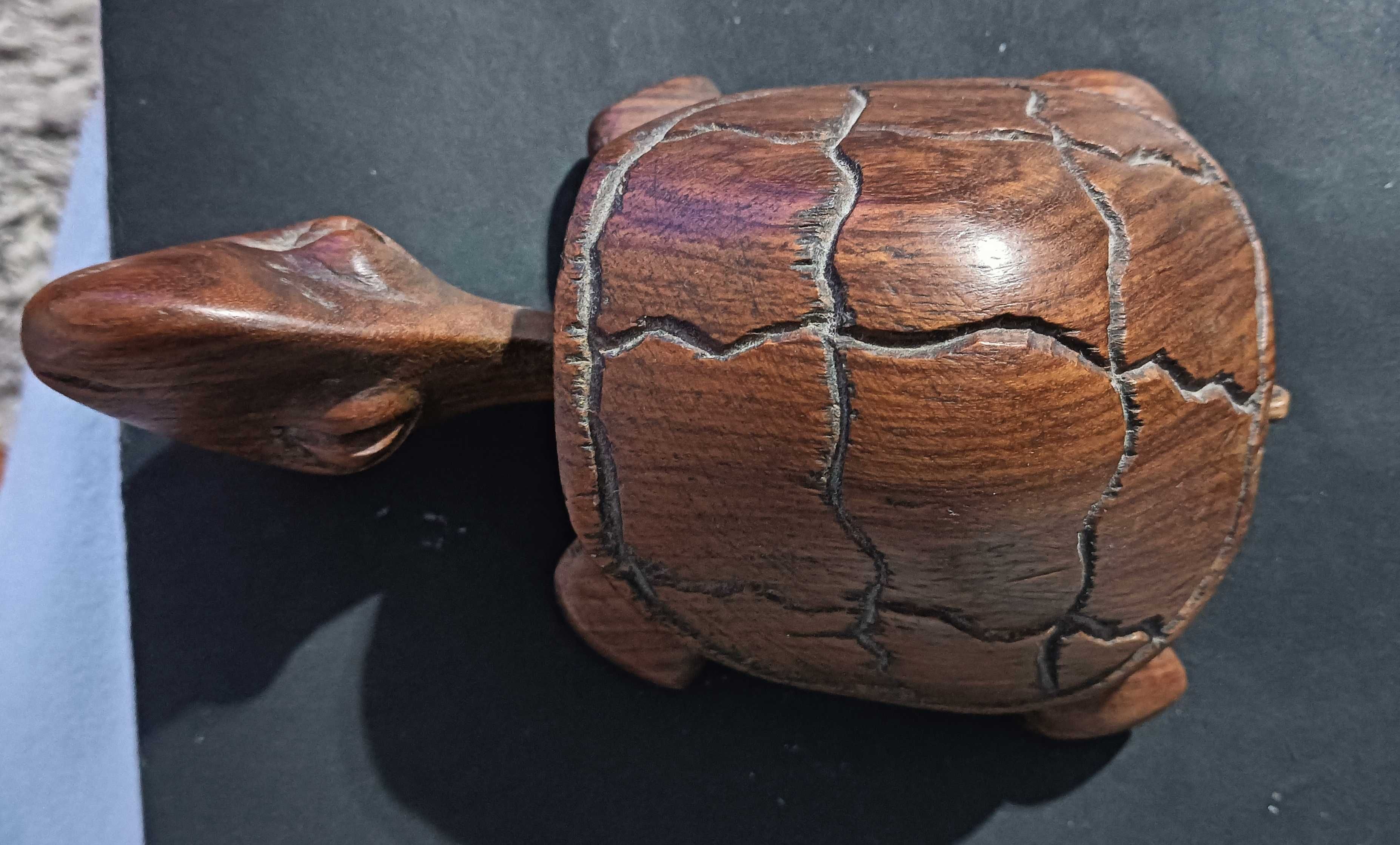 Tartaruga em madeira feita a mão.