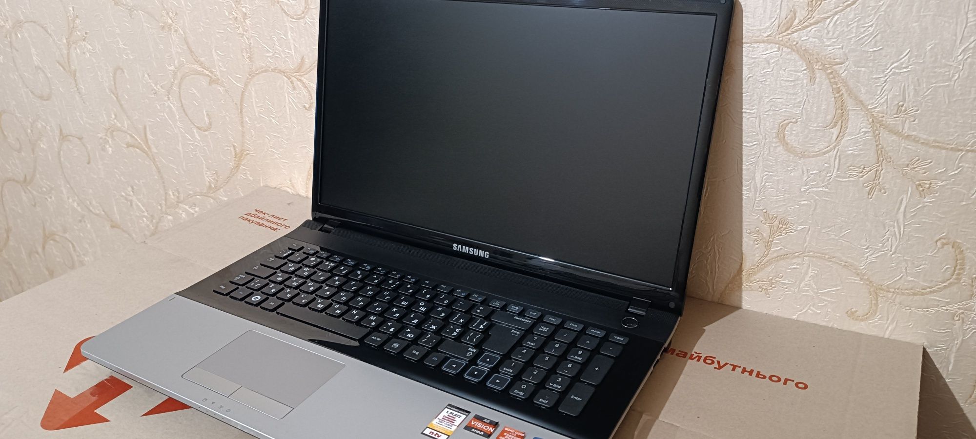 Большой ноутбук 17.3" Samsung 305E