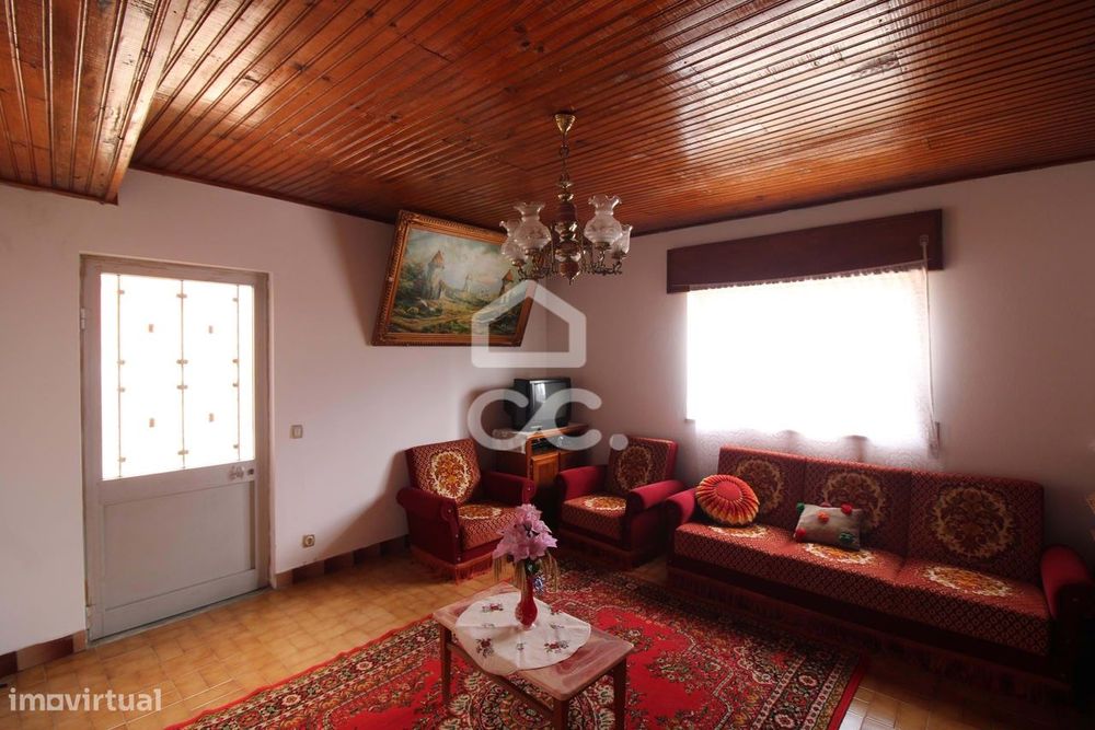 Moradia na aldeia com vistas para o campo