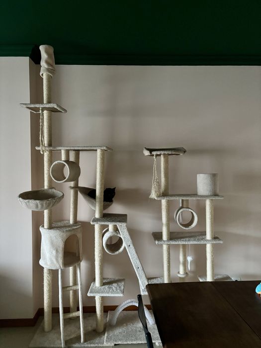 Arvore para gatos grande de cor bege