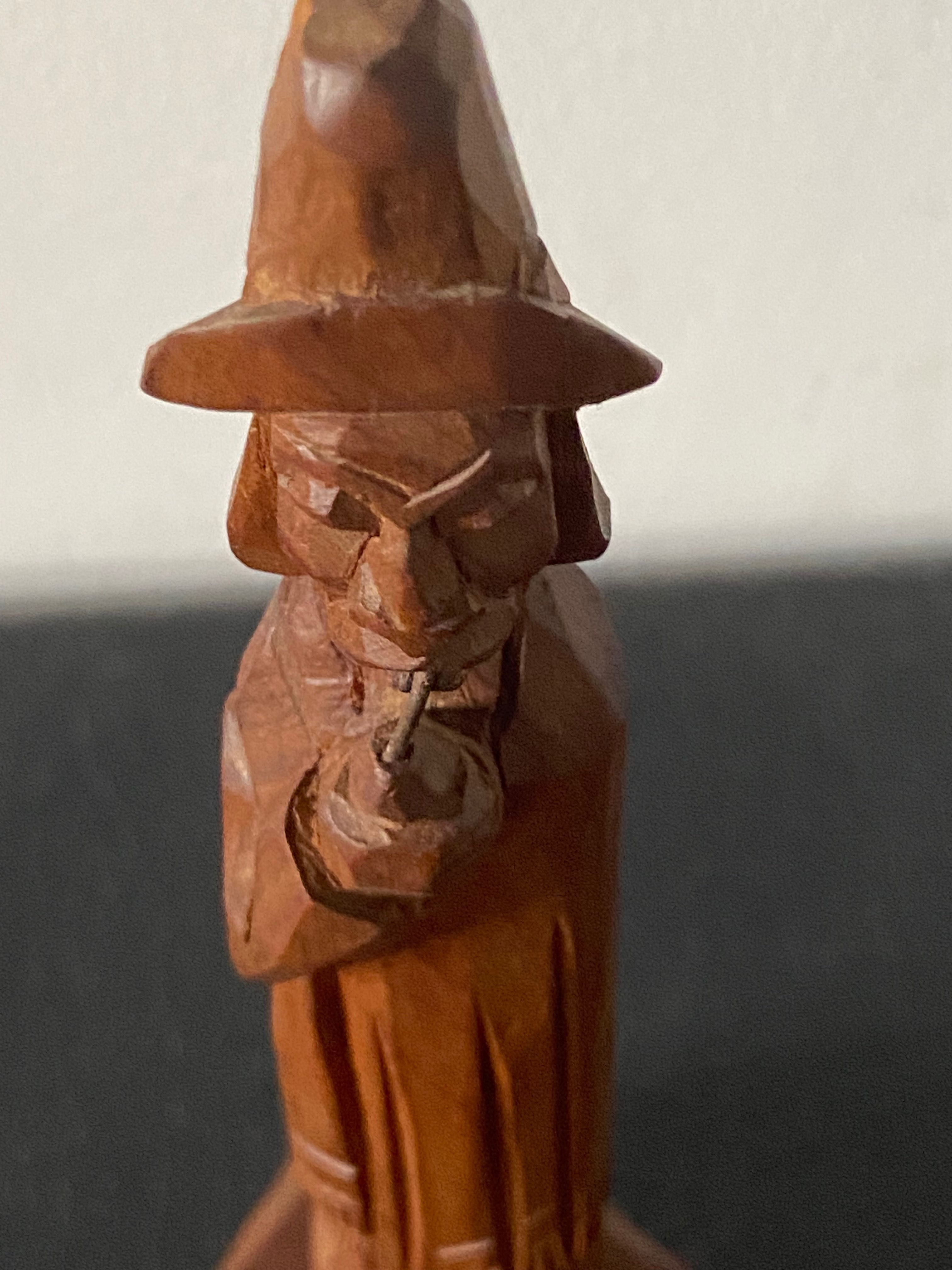 Estatueta antiga em madeira