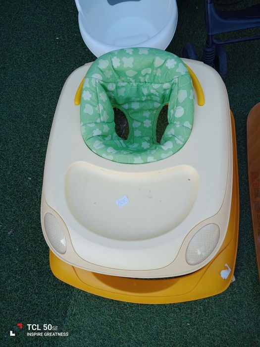 Artigos de bebê em bom estado.