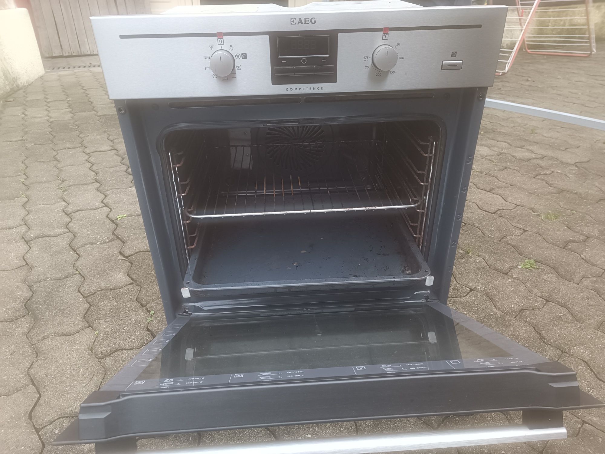 Vendo forno AEG com pequeno buraco  a funcionar.