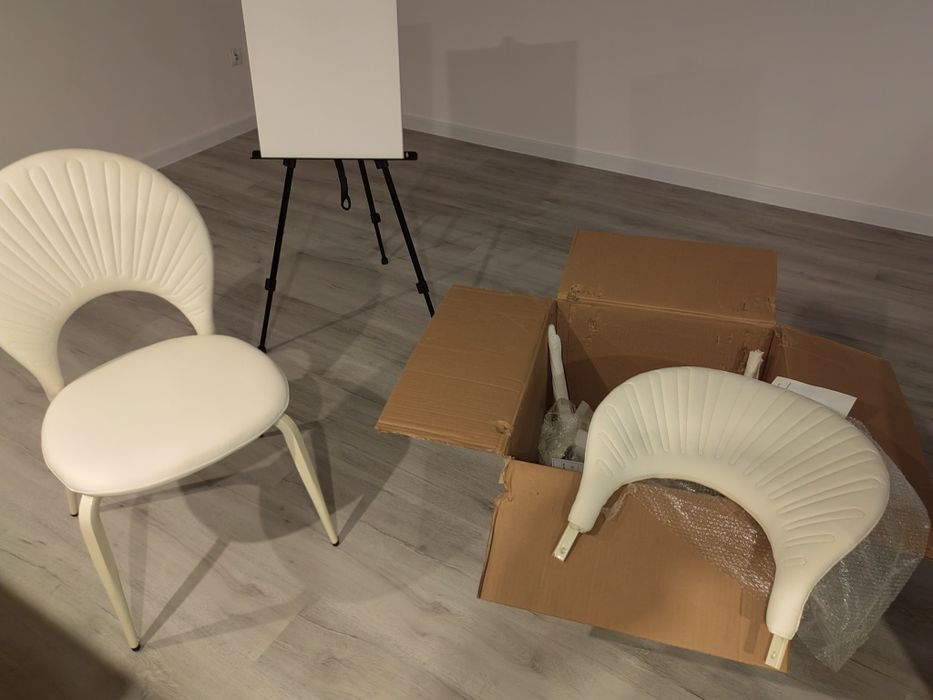 Nowoczesne, tapicerowane dwa krzesła jasno kremowe