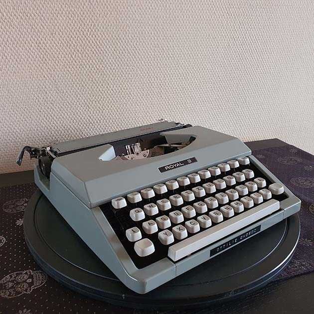 Maszyna do pisania Royal Signet (Silver-Seiko)