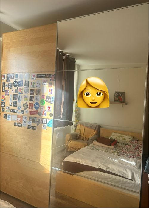 Szafa z przesuwnymi drzwiami i komoda