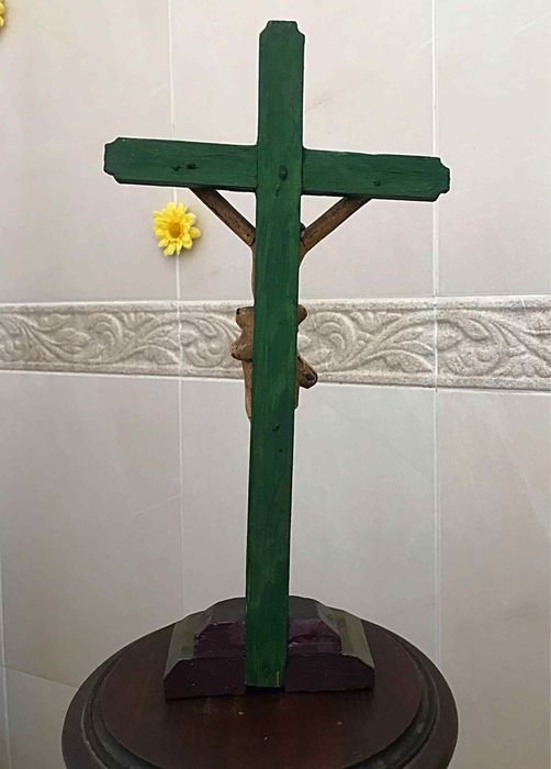 Antigo cristo na cruz em madeira