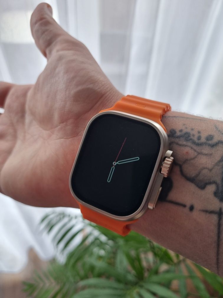 Smartwatch pomarańczowy pasek