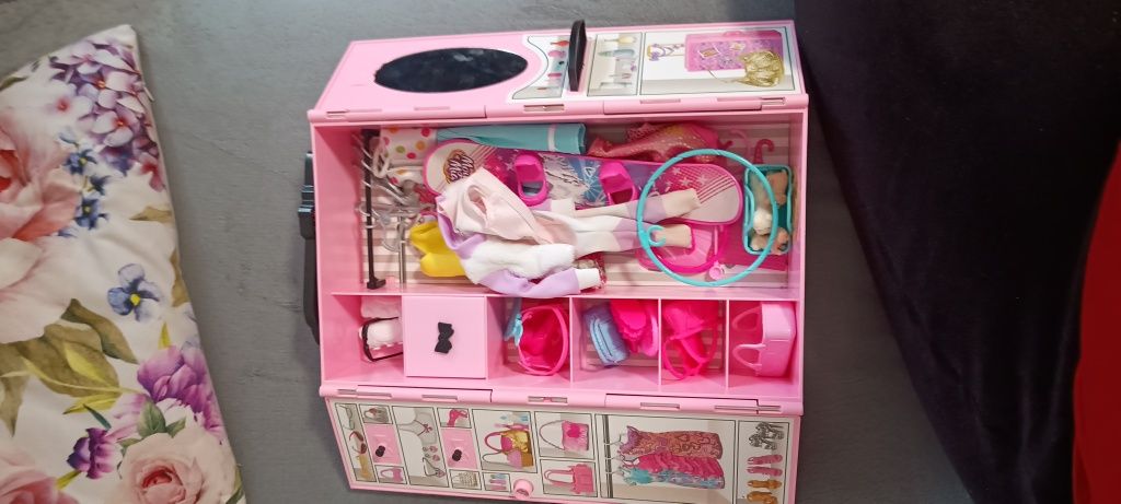 Zestaw Barbie auto szafa lale