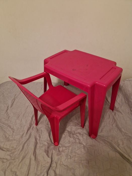 Stolik z krzesełkiem różowy zestaw