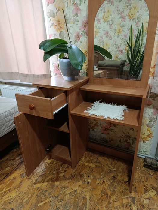 Туалетный шкафчик с зеркалом столик тумбочка