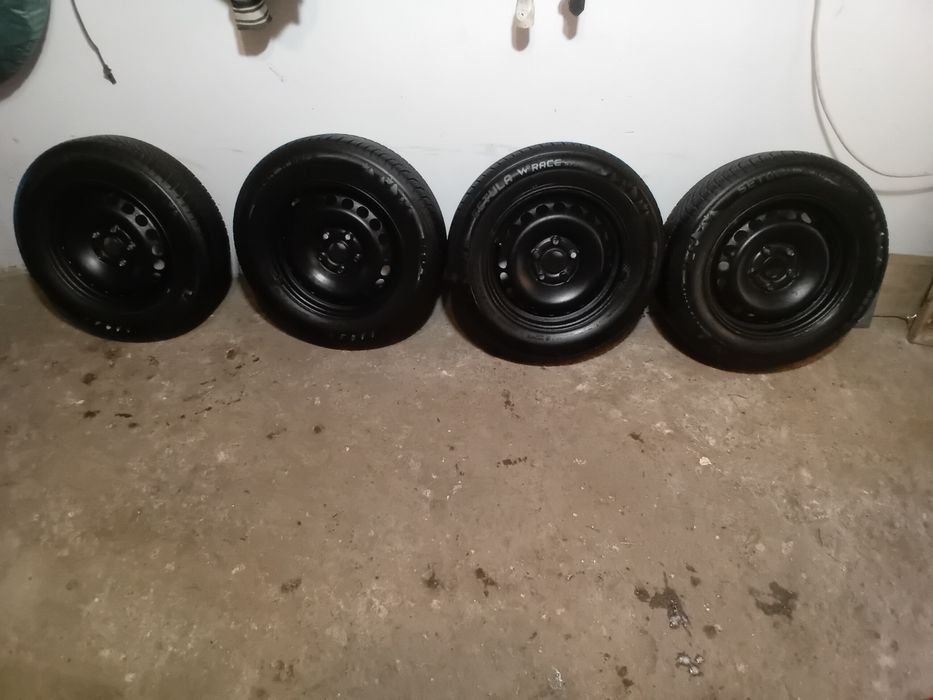 Opony zimowe na felgach stalowych 195/65 R15 rozstaw otworów 5x112