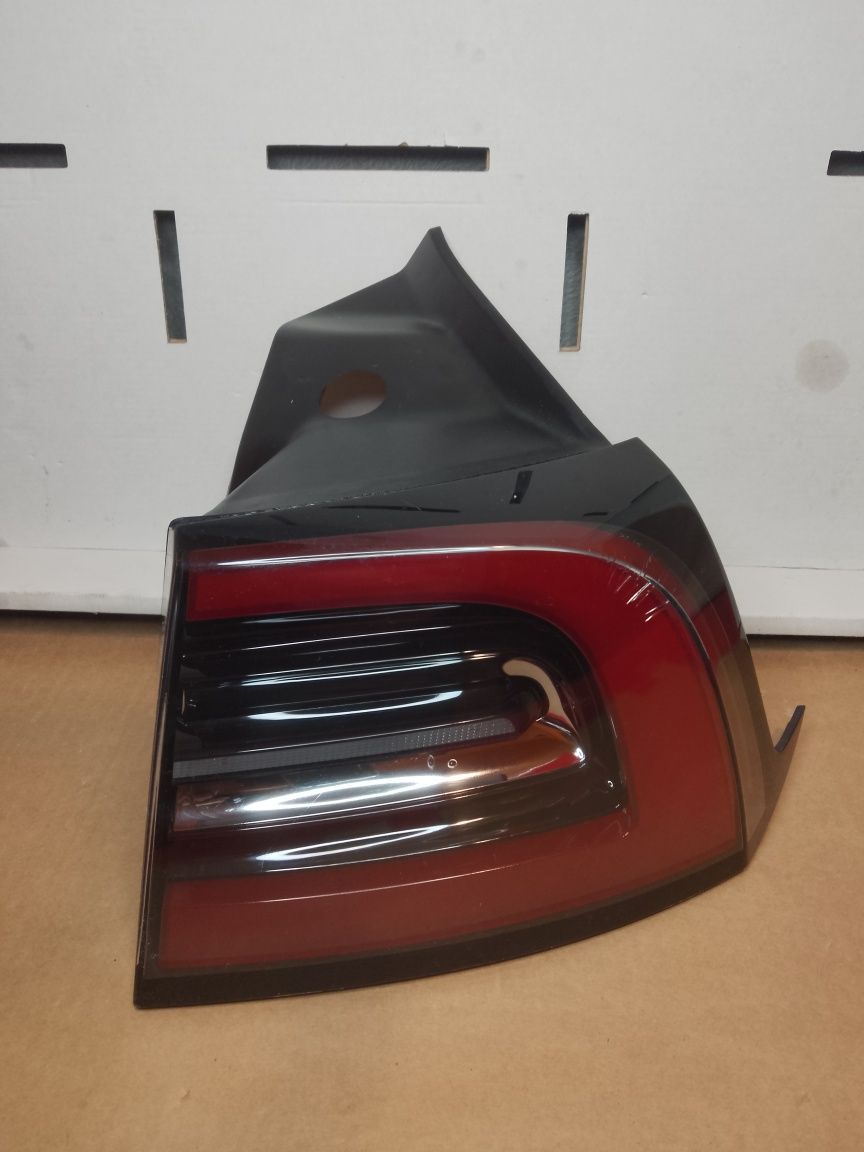 CAŁA ŁADNA Lampa tył tylna prawa TESLA 3