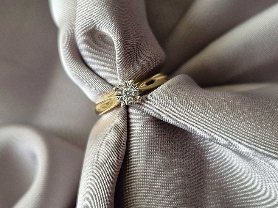 Złoty pierścionek Apart 585 z 7 diamentami i certyfikatem