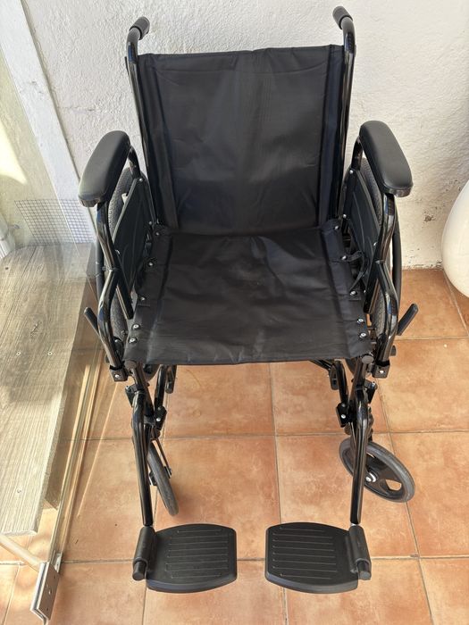 Cadeira rodas, muito poico usada, esta como nova. Tamanho largo