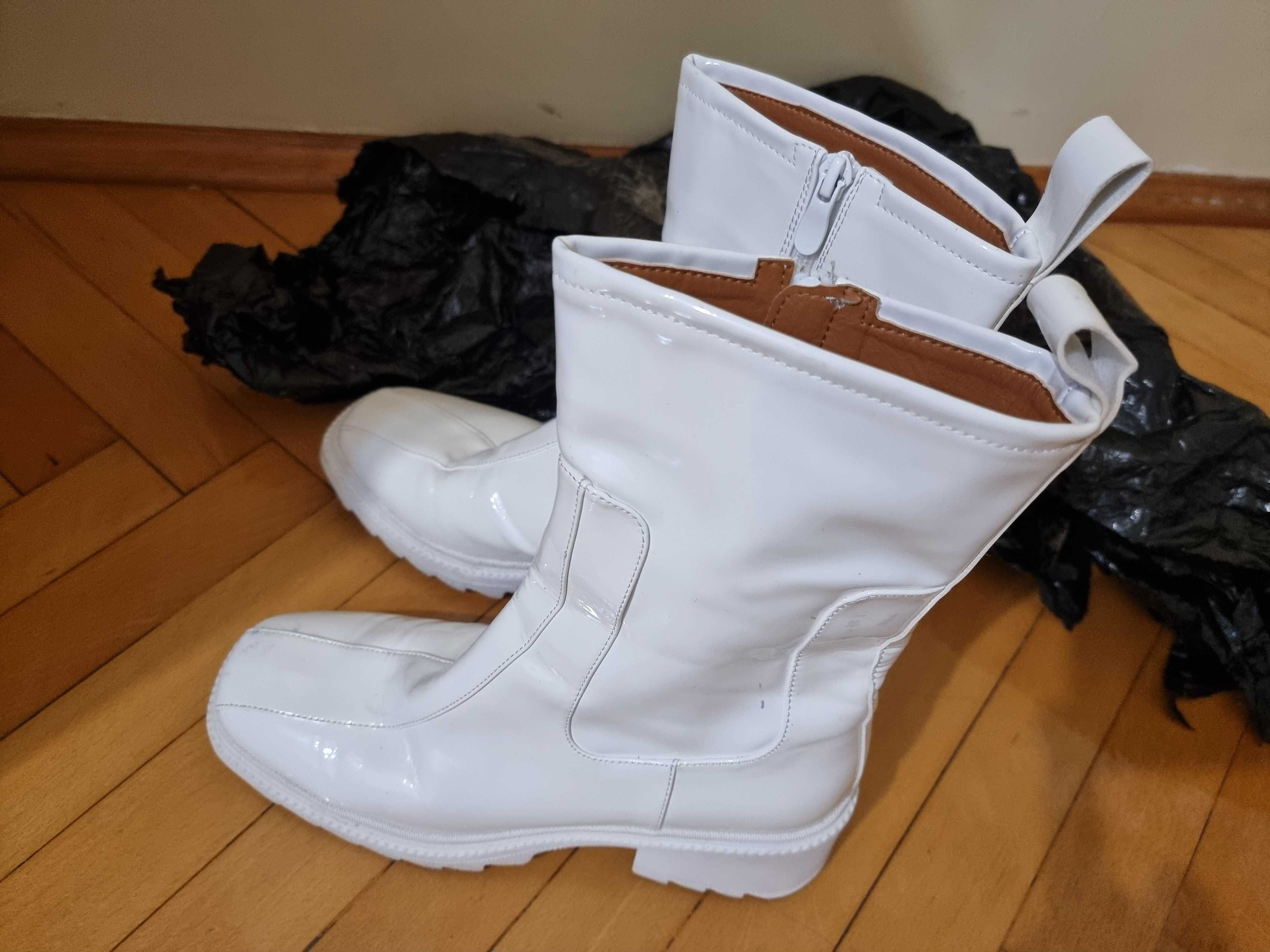 Białe lakierowane buty botki ocieplane grifis 41
